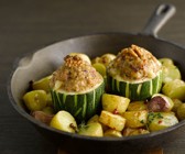 Gefüllte Zucchini mit Walnüssen und gebratenen Kartoffeln
