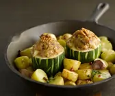 Gefüllte Zucchini mit Walnüssen und gebratenen Kartoffeln
