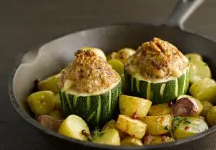 Gefüllte Zucchini mit Walnüssen und gebratenen Kartoffeln