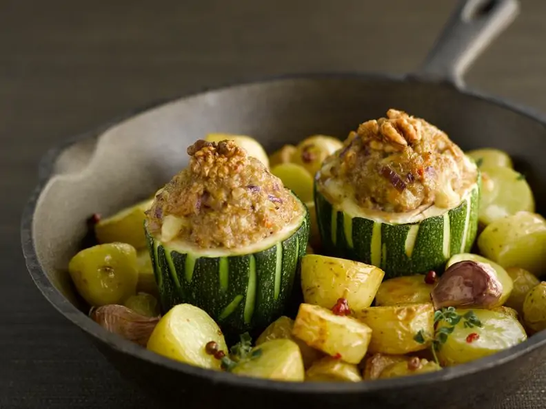Gefüllte Zucchini mit Walnüssen und gebratenen Kartoffeln