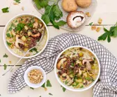 Zwei Schalen mit Kartoffelsuppe, Pilzen und Hackfleisch