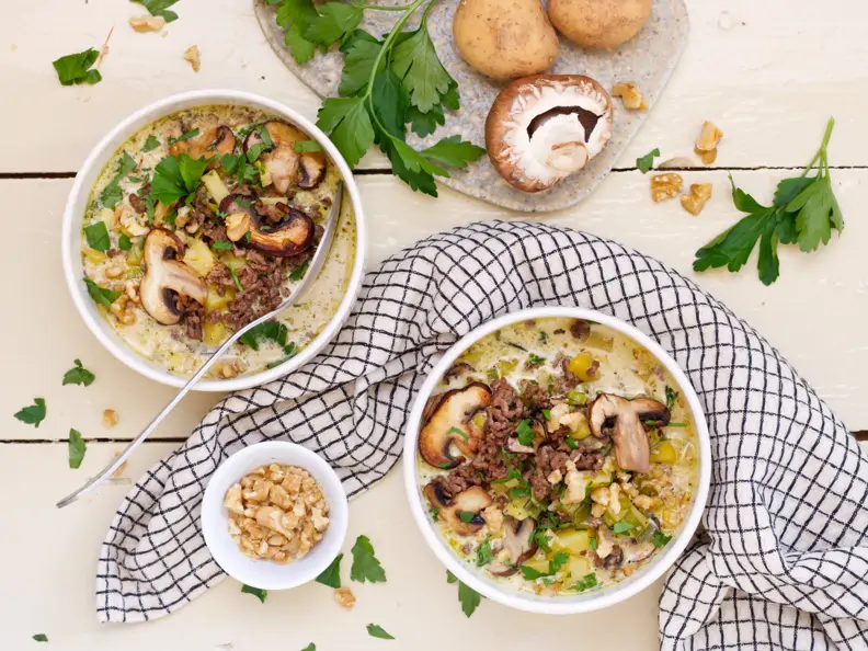 Zwei Schalen mit Kartoffelsuppe, Pilzen und Hackfleisch