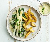 Weißer Spargel auf Spinat mit Kartoffelspalten
