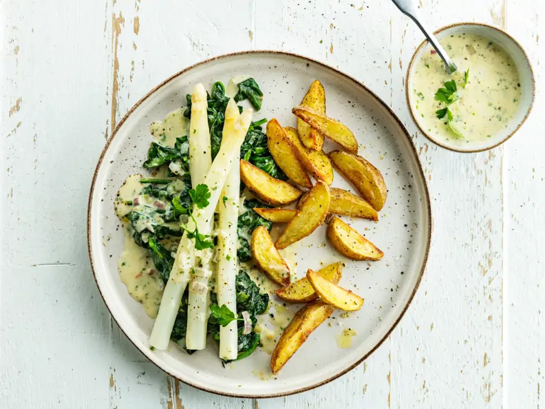Weißer Spargel auf Spinat mit Kartoffelspalten