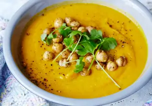 Möhren-Knoblauch-Suppe mit Kichererbsen