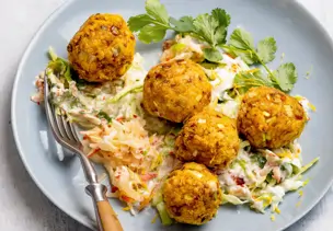 Haferbällchen auf Coleslaw