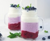 Schicht-Smoothie mit Heidelbeere