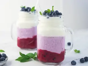 Schicht-Smoothie mit Heidelbeere