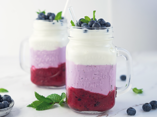 Schicht-Smoothie mit Heidelbeere
