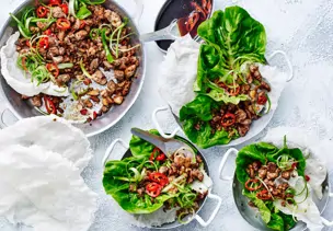 Tofu-Larb in knusprigem Reispapier