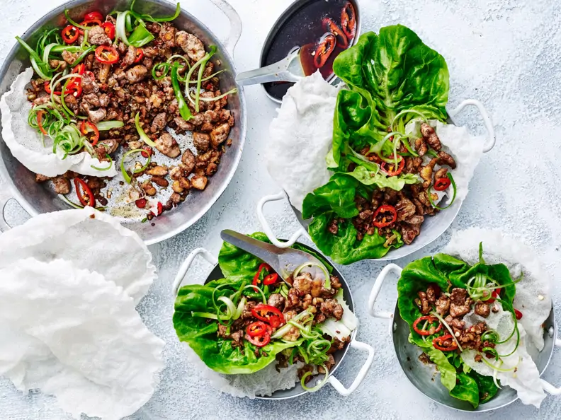 Tofu-Larb in knusprigem Reispapier