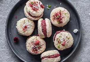 Rohkost-Kokos-Macarons mit Erdbeerfüllung