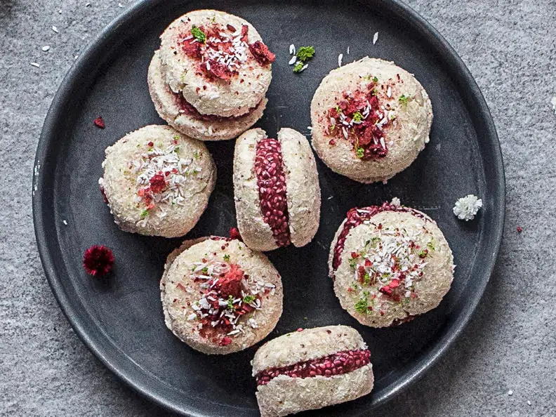 Rohkost-Kokos-Macarons mit Erdbeerfüllung