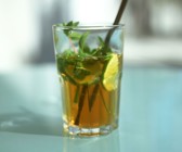 Eistee mit Limetten und Pfefferminze