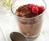 Schokomousse mit Eis-Beeren