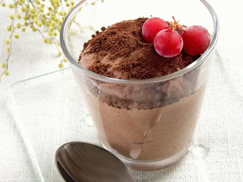 Schokomousse mit Eis-Beeren