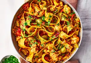 Oliven-Blumenkohl-Nudeln mit Harissa