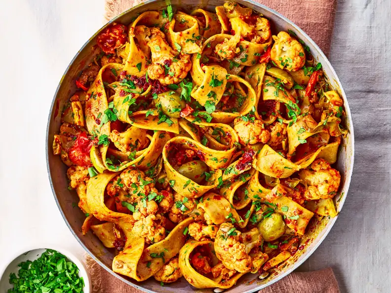 Oliven-Blumenkohl-Nudeln mit Harissa