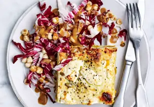 Kürbis-Ziegenkäse-Lasagne mit Radicchio-Haselnuss-Salat