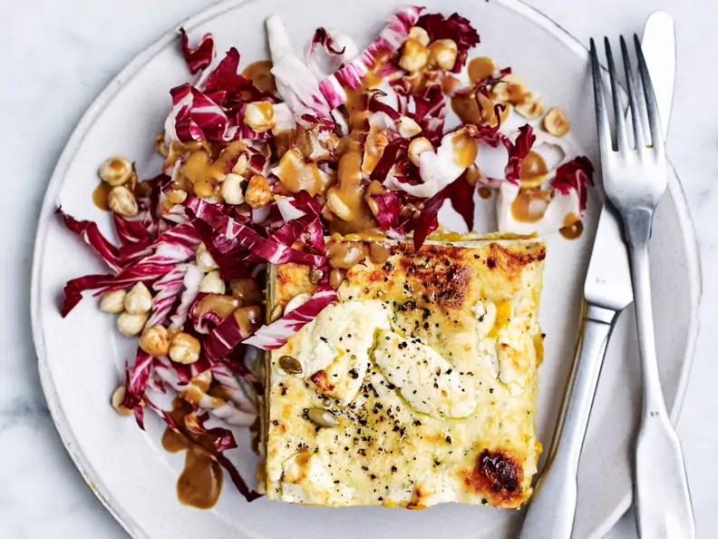 Kürbis-Ziegenkäse-Lasagne mit Radicchio-Haselnuss-Salat
