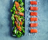Ofenlachs mit Zitrone und Avocado-Apfel-Salat