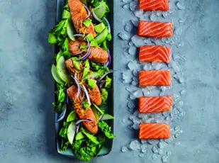 Ofenlachs mit Zitrone und Avocado-Apfel-Salat