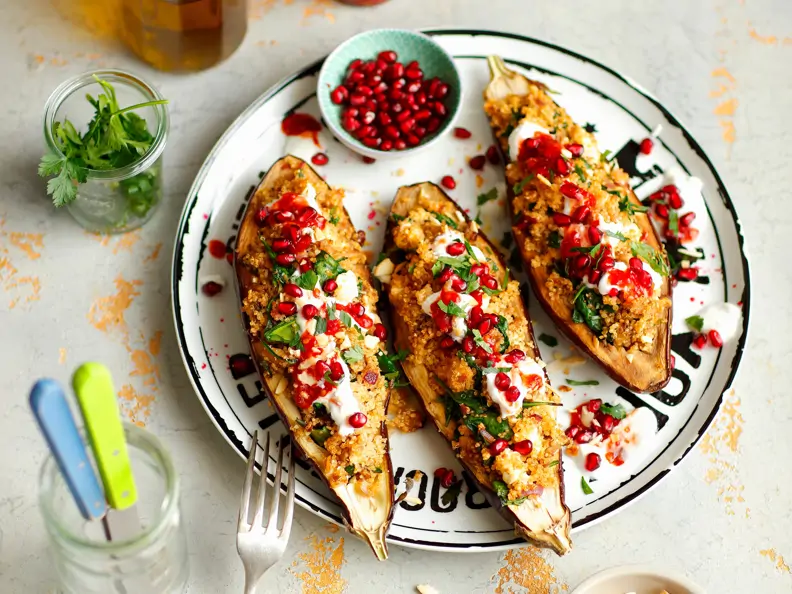 Gefüllte Auberginen mit Quinoa und Granatapfelkernen
