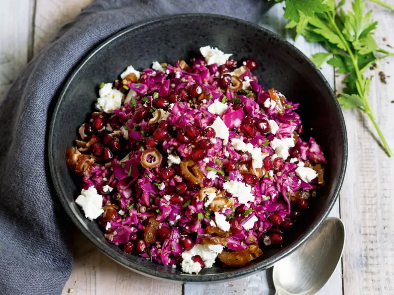 Rotkohlsalat mit Feta und Granatapfel