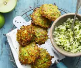 Zucchinipuffer mit Apfel-Kräuter-Tatar