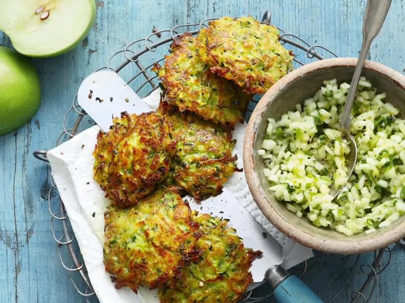 Zucchinipuffer mit Apfel-Kräuter-Tatar