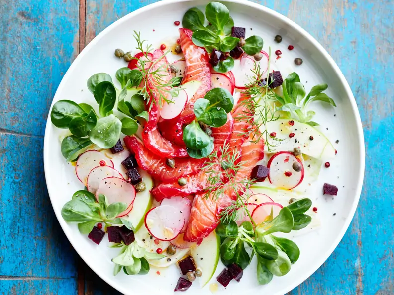Salat mit Räucherlachs, Roter Bete und Apfel