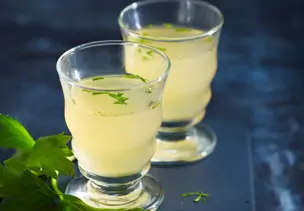Ingwer-Sellerie-Shot mit Apfel