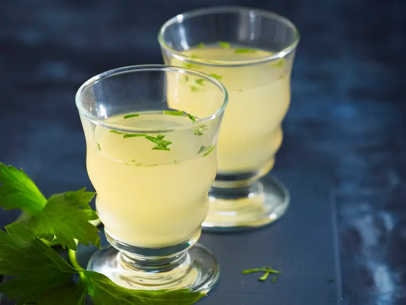 Ingwer-Sellerie-Shot mit Apfel