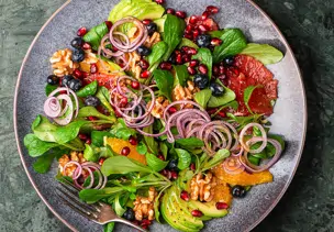 Feldsalat mit Orangen und Granatapfelkernen