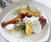 Hähnchenschenkel mit Apfel und Joghurtsauce