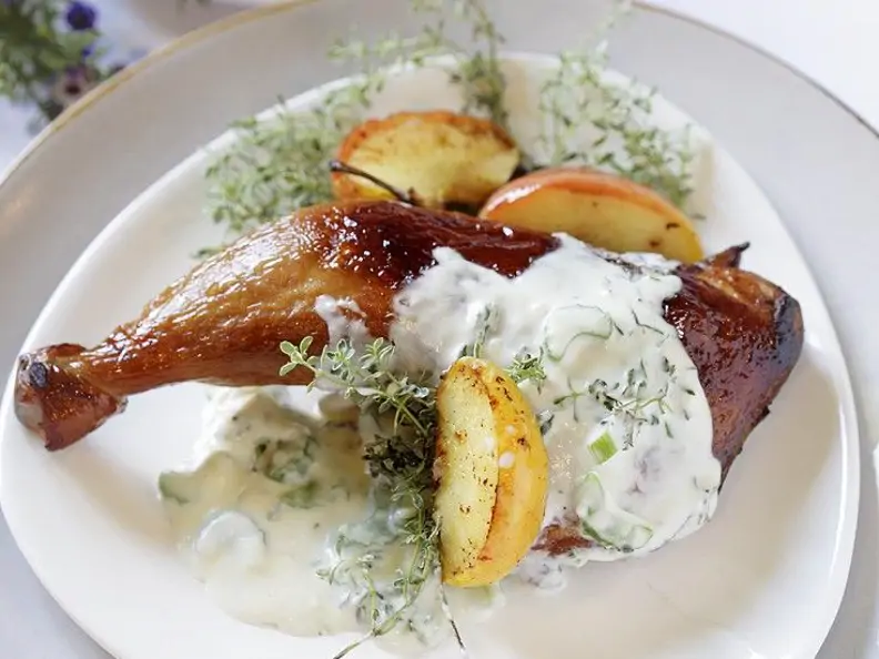 Hähnchenschenkel mit Apfel und Joghurtsauce