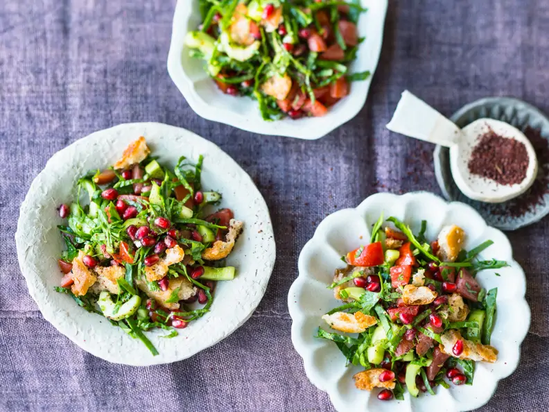 Fattoush mit Spinat und Granatapfelkernen