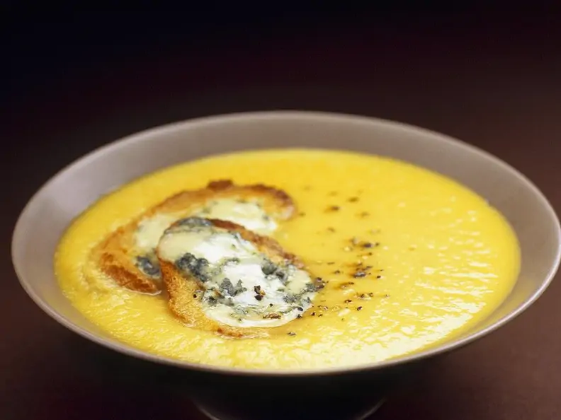Selleriesuppe mit Apfel und Käsecrostini