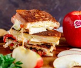 Grilled-Cheese-Sandwich mit Pink Lady® Apfel und Paprika