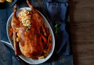 Mit Apfelsauerkraut gefüllte Gans