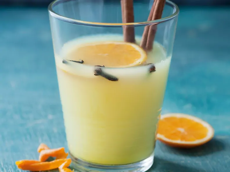 Würziger Apfel-Satsuma-Punsch mit Nelken, Zimt und Orangenschale