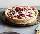 Zitroneneis-Kuchen mit Baiser und Granatapfel
