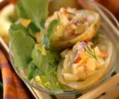 Apfel-Kartoffel-Salat auf Ofenkartoffeln