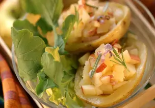 Apfel-Kartoffel-Salat auf Ofenkartoffeln