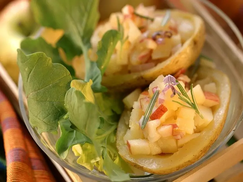 Apfel-Kartoffel-Salat auf Ofenkartoffeln