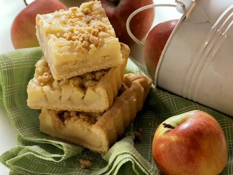 Hefe-Apfelkuchen mit Zimtstreuseln