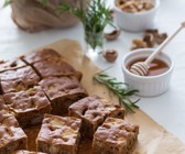 Walnuss-Apfelkuchen mit Rosmarin