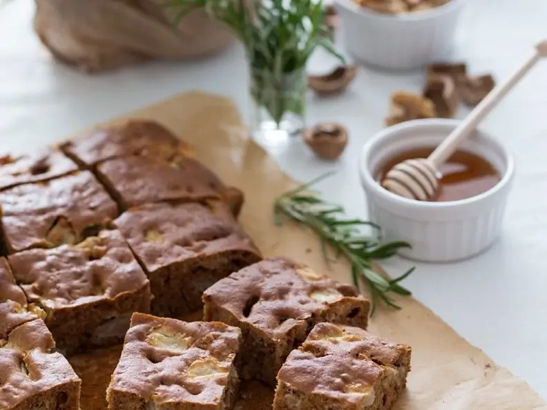 Walnuss-Apfelkuchen mit Rosmarin