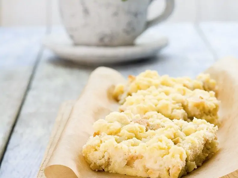 Apfel-Streuselkuchen mit Aprikose