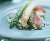 Schinken mit Spargel, dazu Apfel-Paprika-Salsa